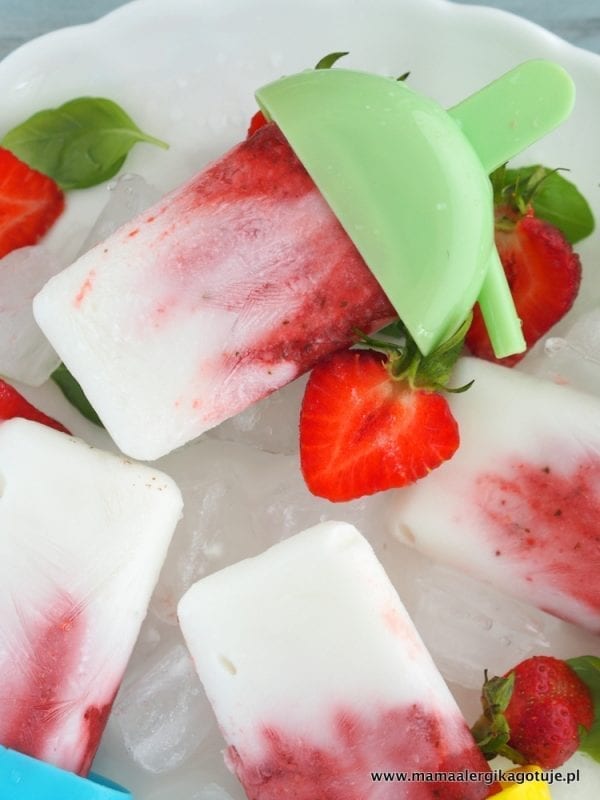 Lody dla alergika, proste lody jogurtowe z truskawkami wegańskie bezglutenowe