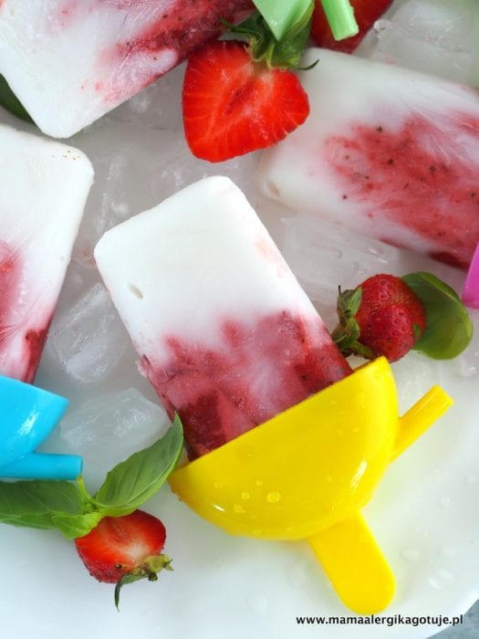 Lody dla alergika, proste lody jogurtowe z truskawkami wegańskie bezglutenowe